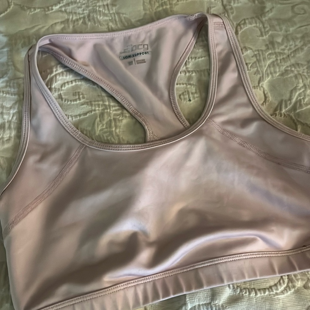 Pink sports‎ bra. It’s in very good condition. I hardly wore it at all